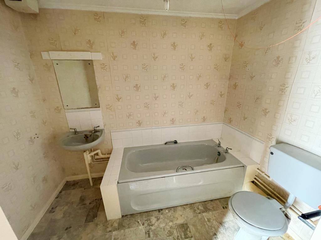 Lot: 33 - ONE-BEDROOM FLAT FOR IMPROVEMENT - Bathroom with W.C.